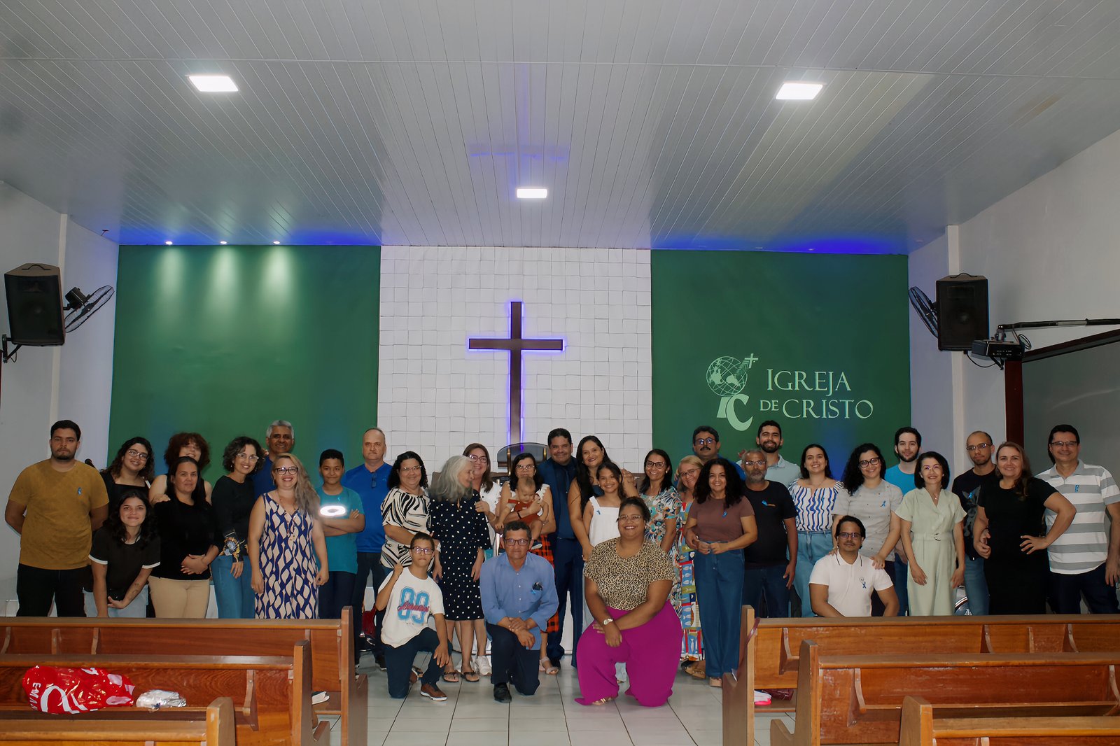 Membros da ICCE em culto